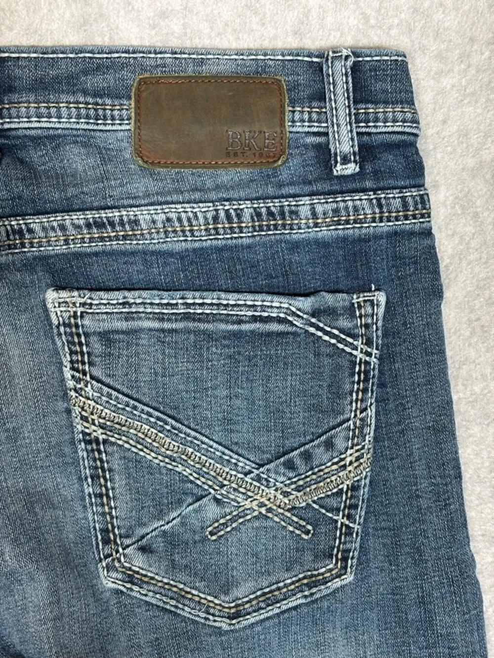 BKE Men's Relaxed Jeans in Light Blue Wash